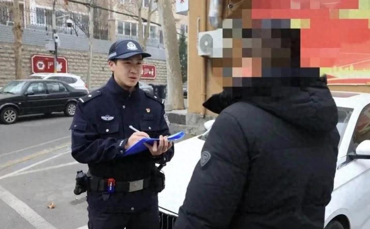 无知者无畏！山东济南，一女子乘坐网约车，刚坐上车就发现有一个信封，里面更是有10