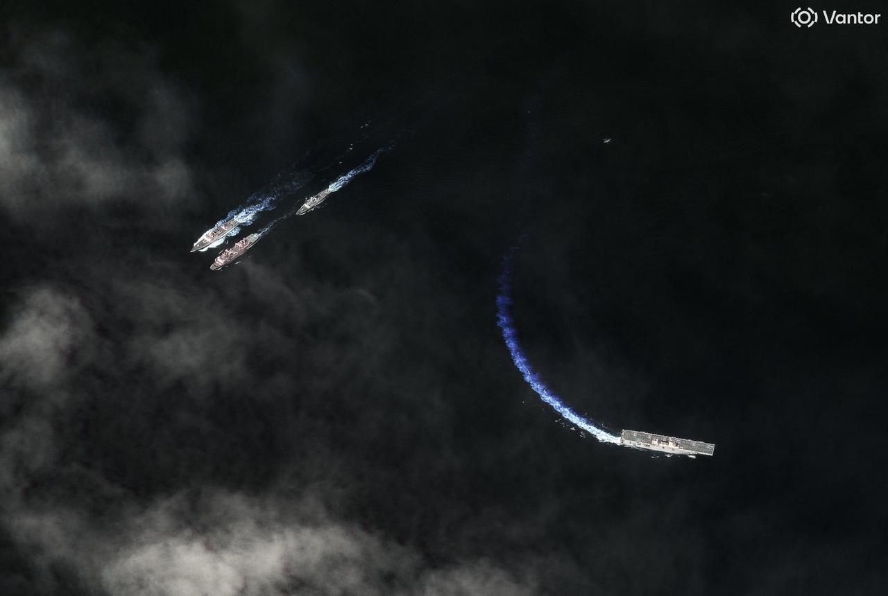 美国Vantor公司发布的高分辨率卫星照片，展示了中国海军出现在菲律宾以东海域的