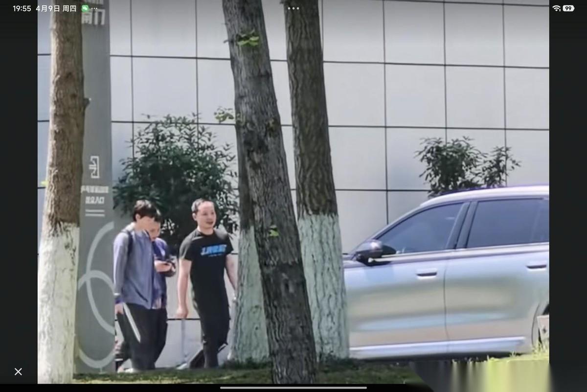 4月9日，王曼昱在任浩的陪伴下，一起上训，感觉任浩是个话唠，边走边子卿，还笑哈哈