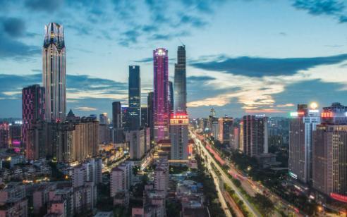 我表弟上个月买了套新房，比去年便宜了20万，他兴奋得请全家人吃饭。可刚吃完，中介