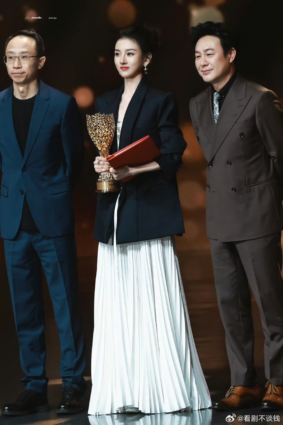 我的天，宋祖儿金树林红毯造型也太美了盘发好优雅