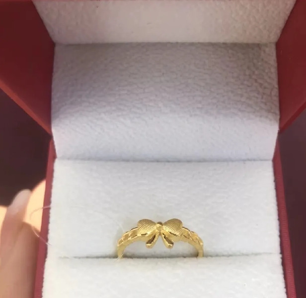 哎，这种婆婆你还指望着我养你吗？我有一个大姑子，一个小姑子。过年聚会时，她两姐