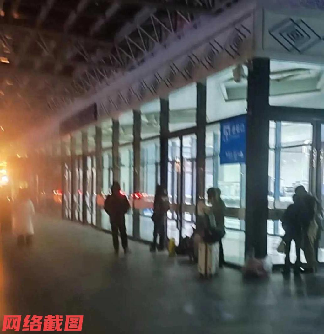 江苏南通有男子一大早去火车站。可男子到达火车站后，发觉候车大厅的门还没有打开