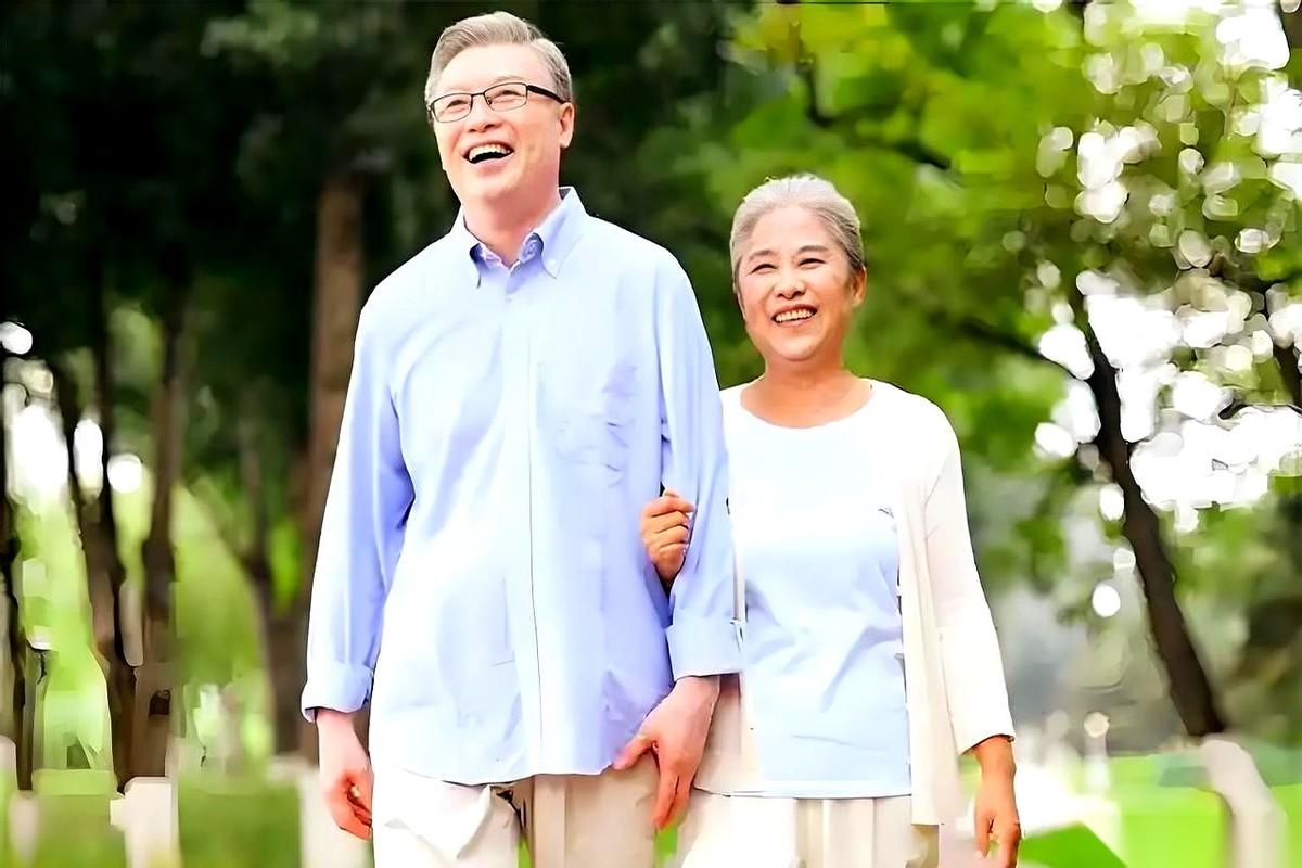 为了让她睡个好觉，他去了隔壁。结果，这一去，就是天人永隔。就因为老太太说，自