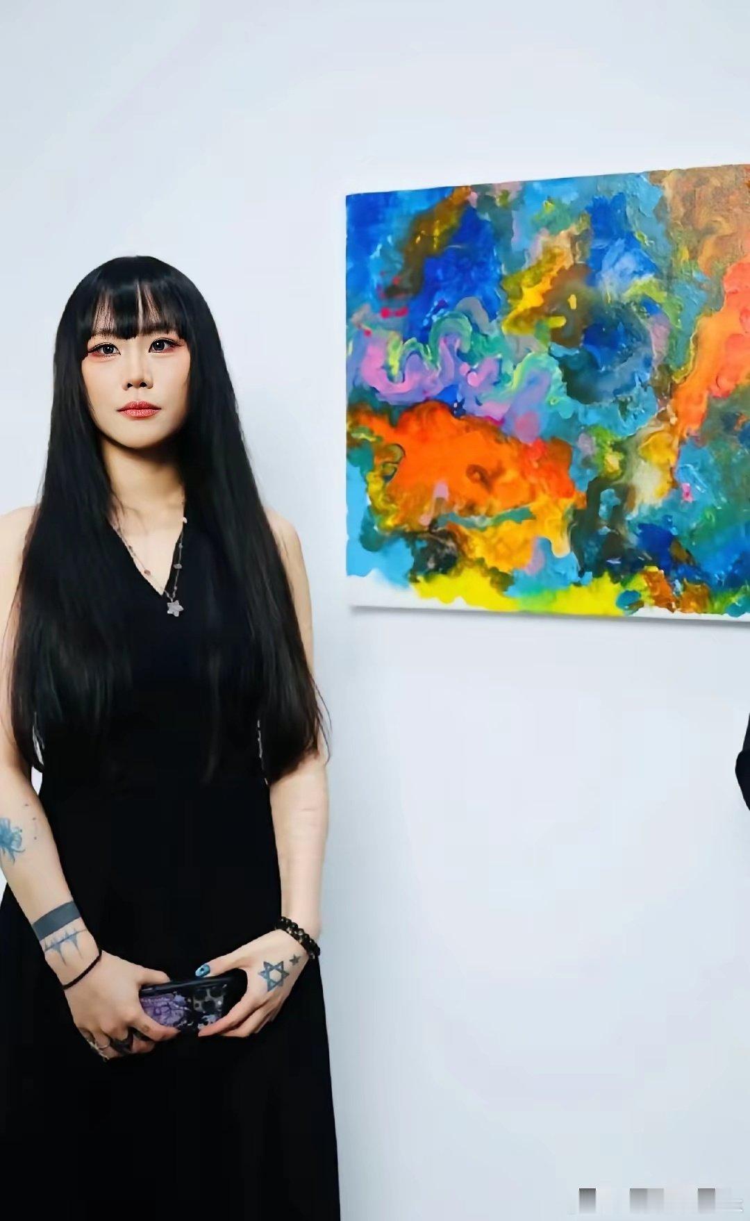 窦唯二女儿窦佳嫄在北京举行个人画展，窦唯前妻高原，还有前岳父都去画展现场了！高原年轻时很漂亮的，现在