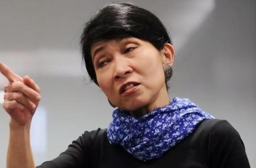 “我又不是中国人，为什么要唱国歌？”2017年的香港立法会宣誓环节中，会议员毛孟