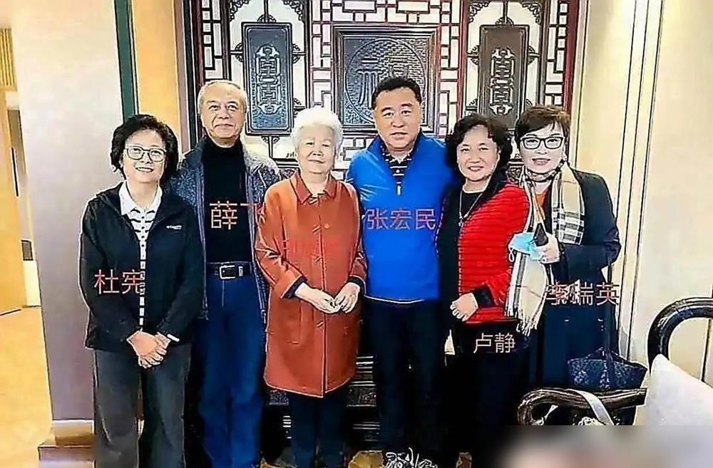 别盯着杜宪那张没P过的脸了，你猜她老公陈道明，一部戏的片酬够内娱小鲜肉刷多少热搜