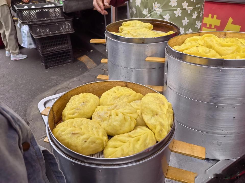 五一期间，逛了一次小河沿早市，据说是沈阳最大的早市。我是不经常在沈阳住的，大