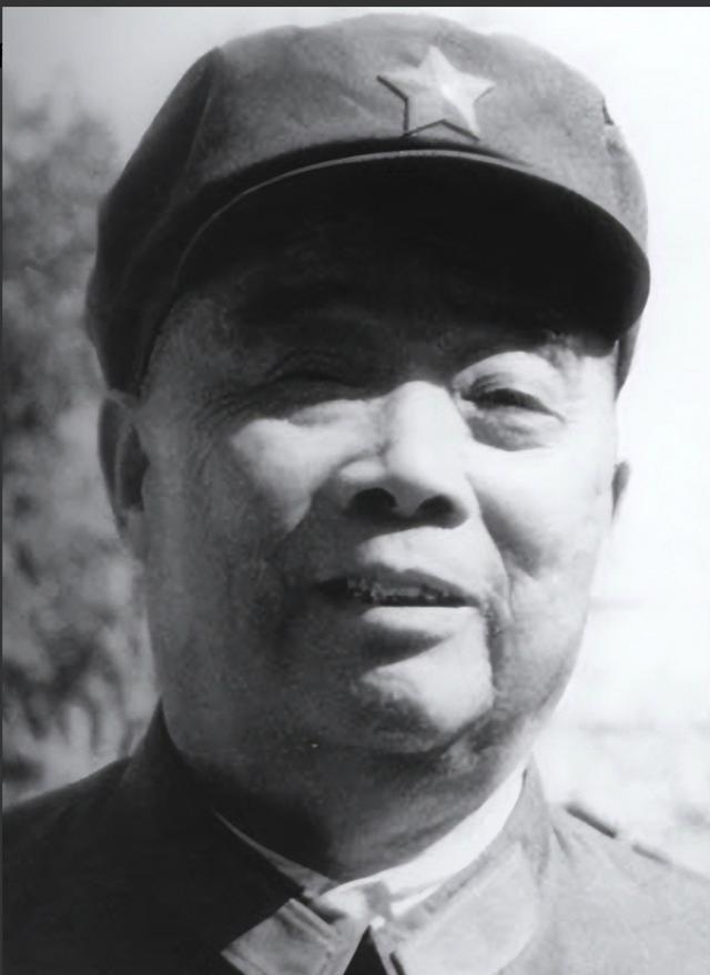 1955年授衔，红一军团团长只评了上校，战友替他鸣不平，他却笑着说：＂有3颗星，