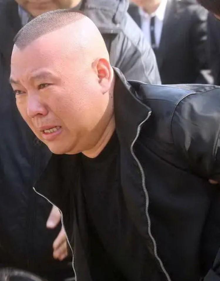 德云社的郑好，最近又炸了锅。他直播里那句“我只管演戏，没义务给德云社做宣传”，