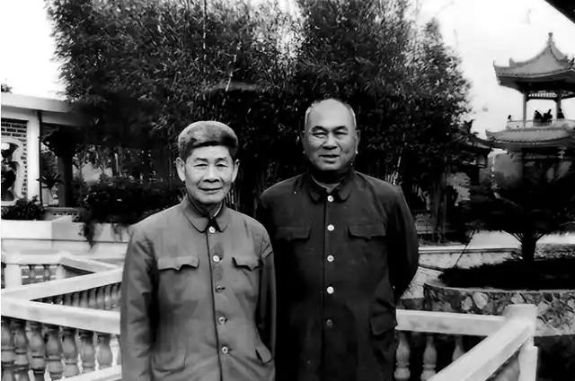 1969年，彭思忠前往西安热电厂考察，随行的厂长跟在身后毕恭毕敬。然而，当他瞅见