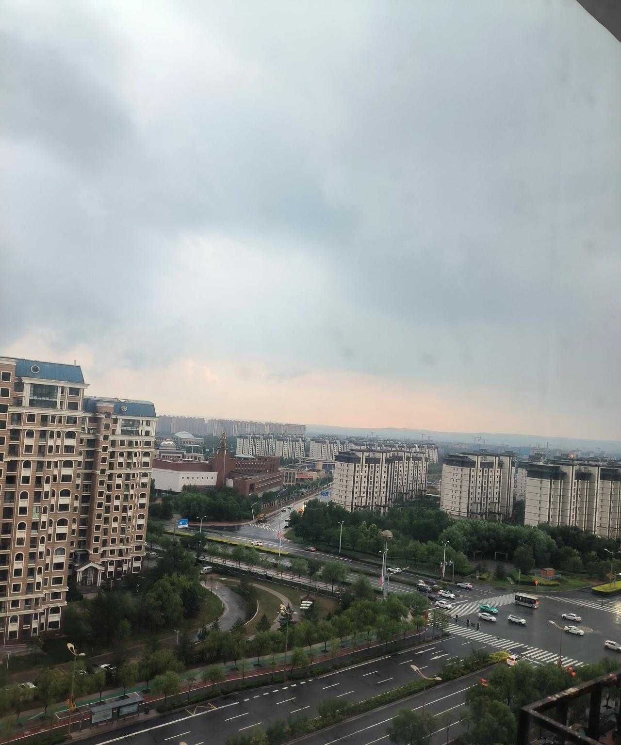 近四十年没有见过北方这么多大雨天。小时候，北方的夏天雨水充足，到这个时候，正是青