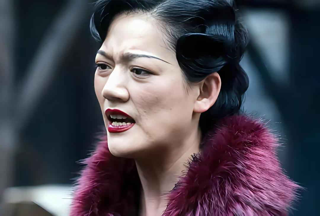 追剧《八千里路云和月》张汝贤被孟万福从难民收容所找到，但是随身带的屋契和钱都