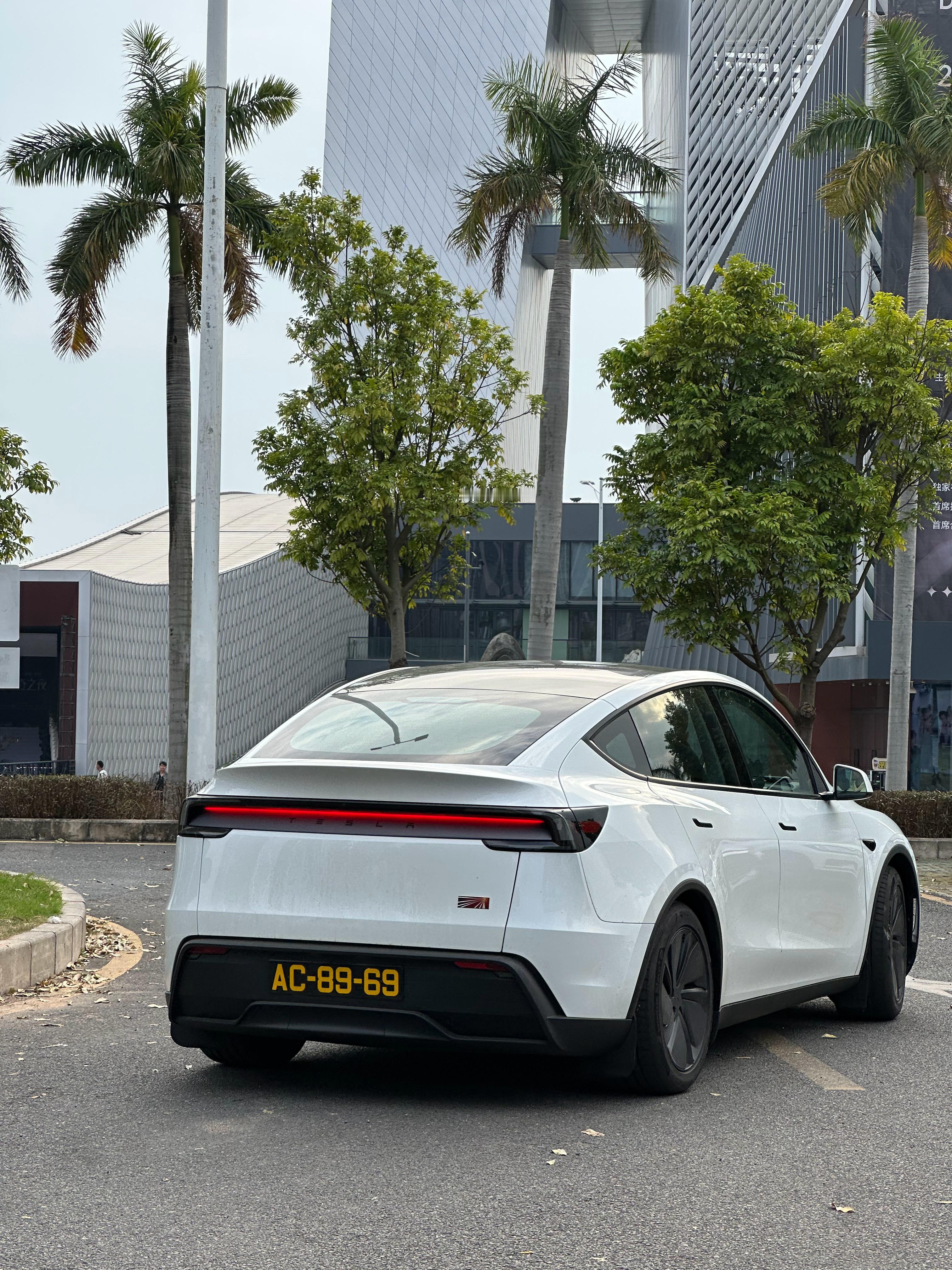 偶遇一台香港车牌的特斯拉，有没有发现是要好看一些？