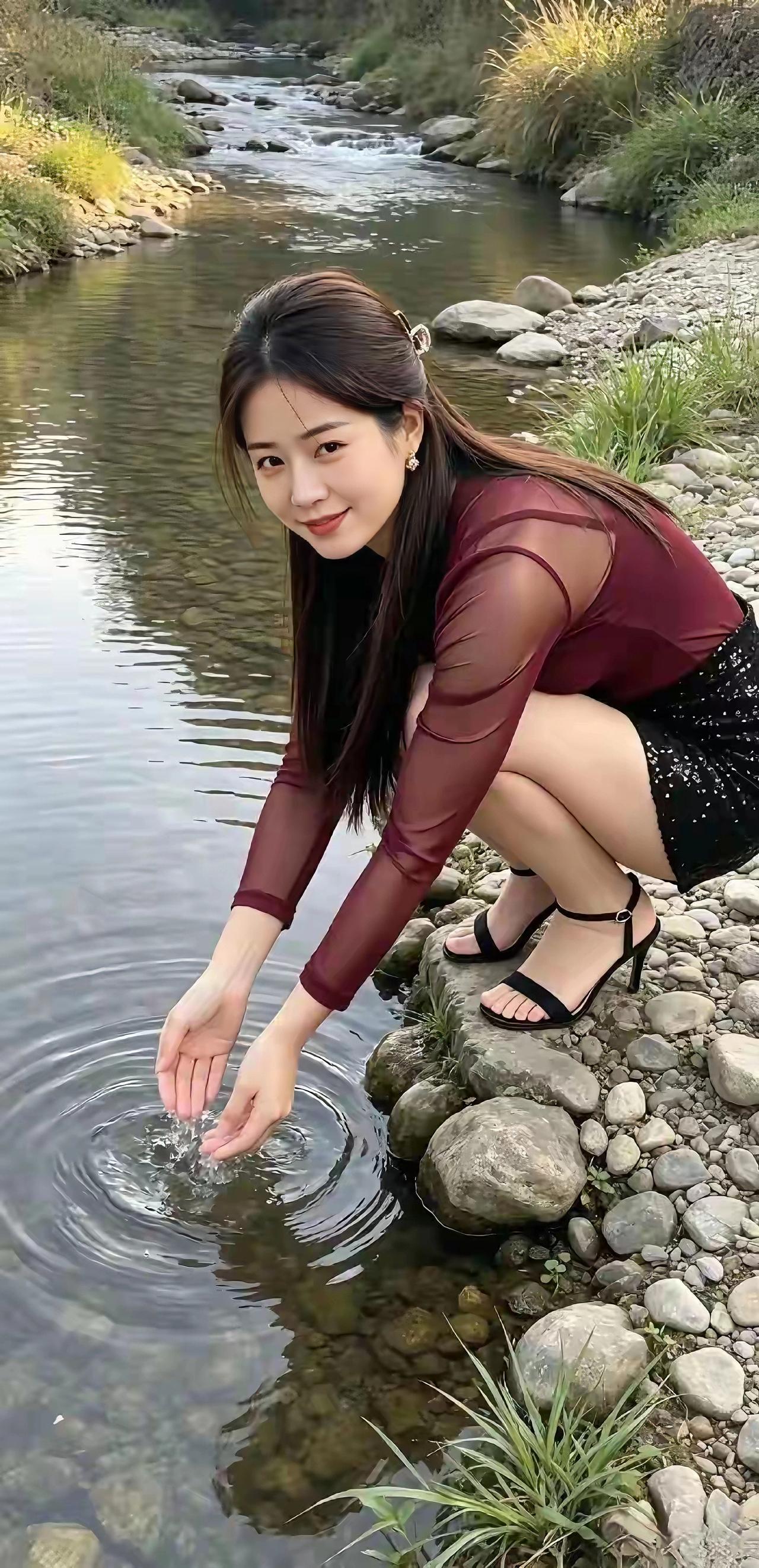 溪畔嬉水佳人清溪绕谷水潺潺，石边佳人戏碧澜。玉手轻扬撩细浪，红颜浅笑醉青