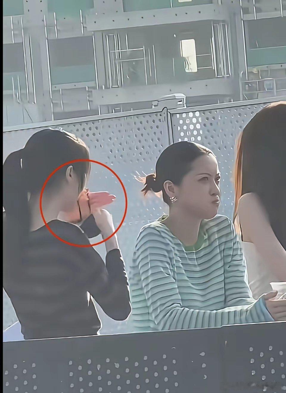 音乐节这两段抓拍，看得人心里有点沉。大屏镜头扫过来，李嫣第一反应就是抬手捂住嘴。