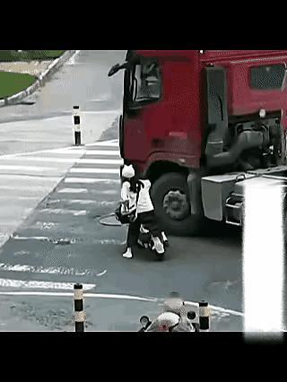 这是判官看走眼了吗？本来判官的红笔已经点到她的名字了！
