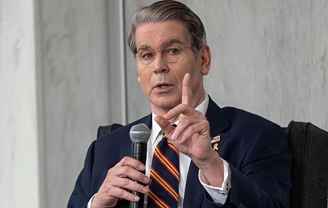 美国财长激动坏了：“中国再也无法卡我们脖子了”。日前，美国财长贝森特走访了美国南