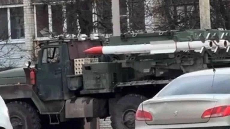 俄罗斯现在也用R-77空空导弹来改装地空导弹了，显然是其面临的防空压力越来越大。