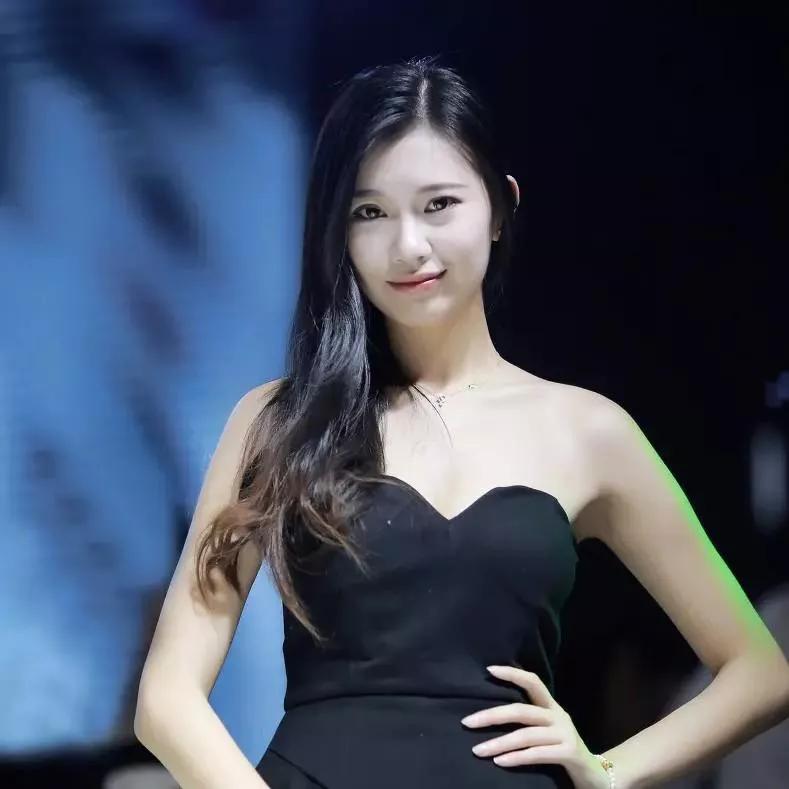 优雅黑裙，自信微笑，夜晚的魅力！气质黑裙轻奢时尚黑裙贵气黑裙女神气质吊带黑