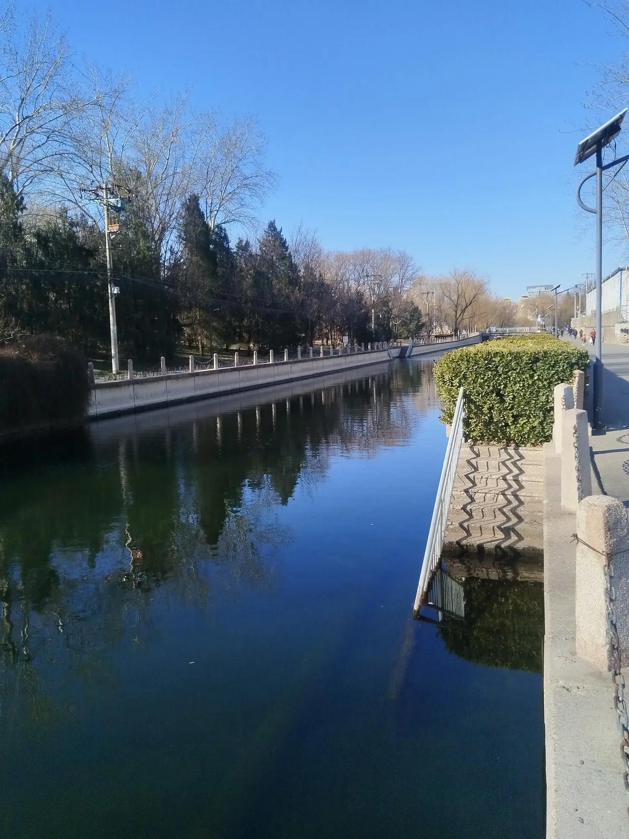 北京家门口这条河，也是有名有姓的一条大河，今年冬天，一寸、一丝冰没结，感觉跟我去