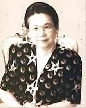 1977年，海军司令肖劲光大将去开会，会后与副总长杨勇上将在走廊闲聊。这时，一个