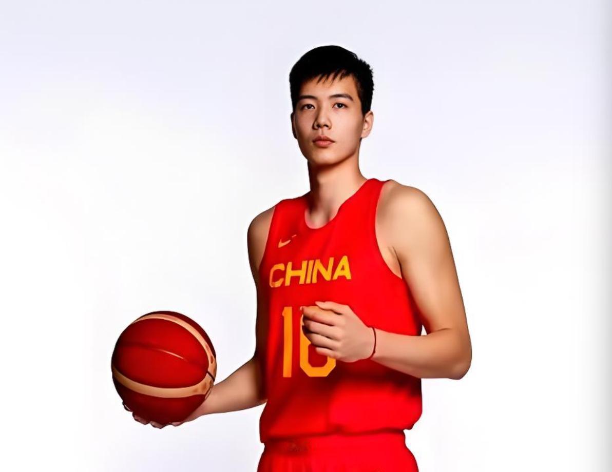 赢乌拉圭5分，央视解说大赞中国男篮1人：脱胎换骨，有王治郅的影子！为了打好20