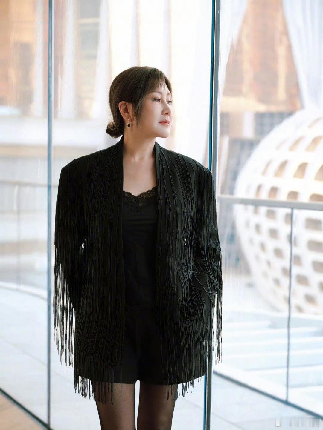 这居然是张凯丽黑丝+高跟，追求年轻、美丽不分年龄，张凯丽虽然60+，但依旧是年