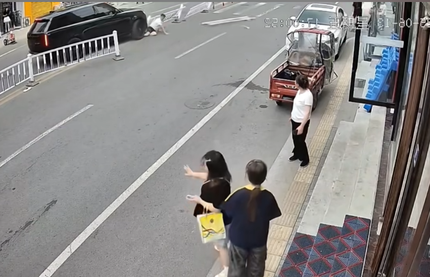这大哥气性这么大么？路虎车主果然厉害