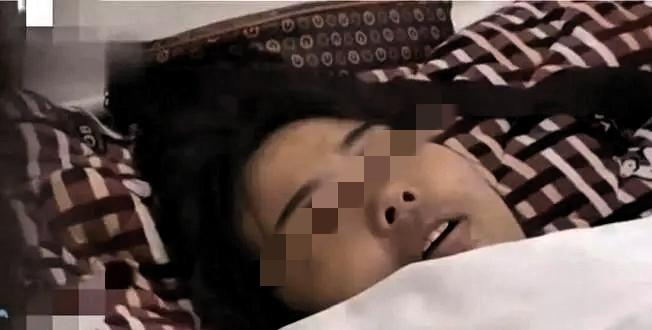 河南许昌，一女子身患癌症晚期，下肢水肿，生活不能自理，躺在病床上红着眼睛对着镜头