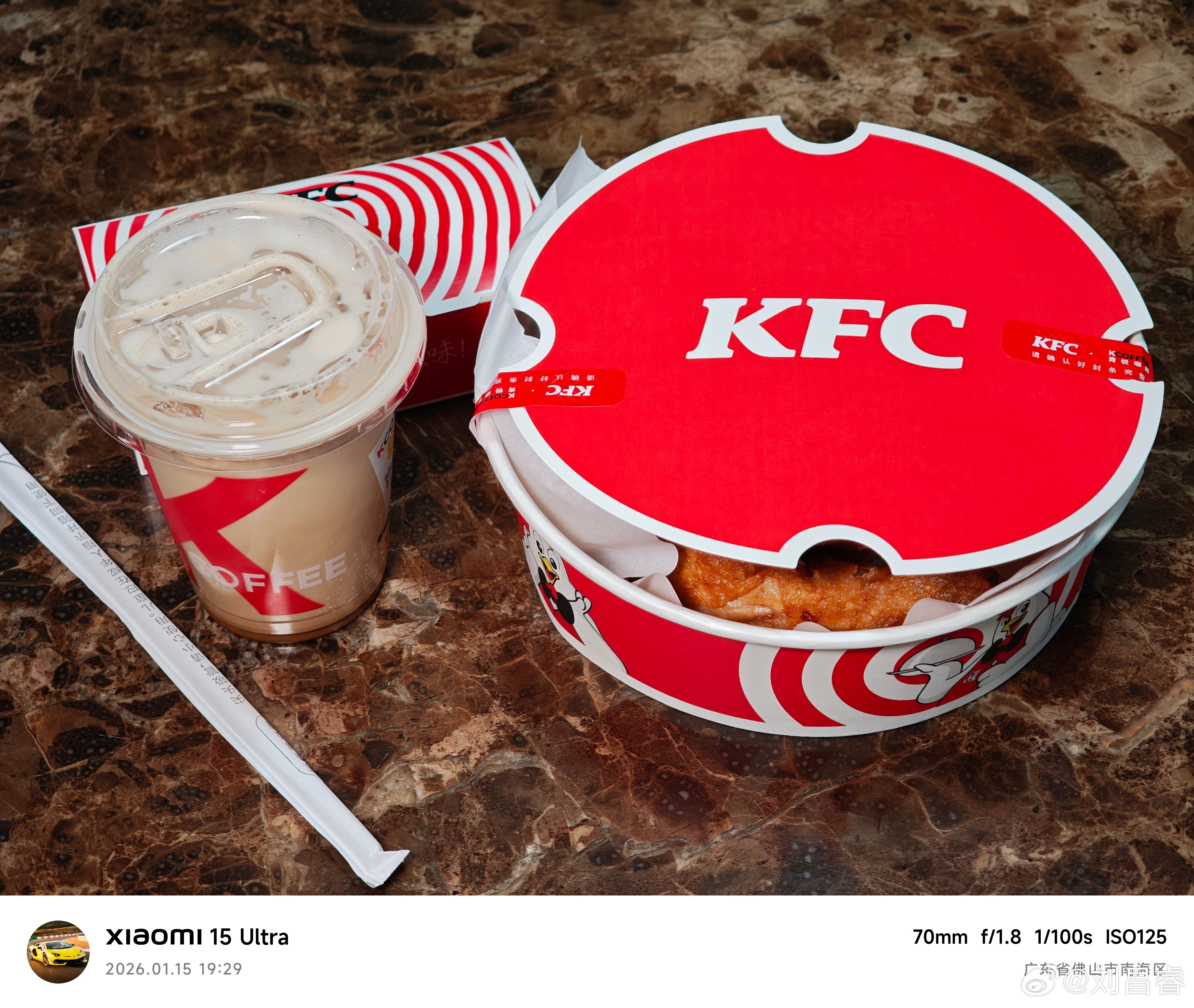 今晚晚餐点了（刚刚是谁说今天吃健康点来着？…）薄脆全鸡还是挺好吃的！加了杯咖啡