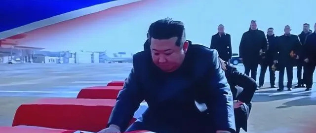 金正恩迎接士兵遗骸，泽连斯基接收士兵遗体啥？金正恩竟然哭