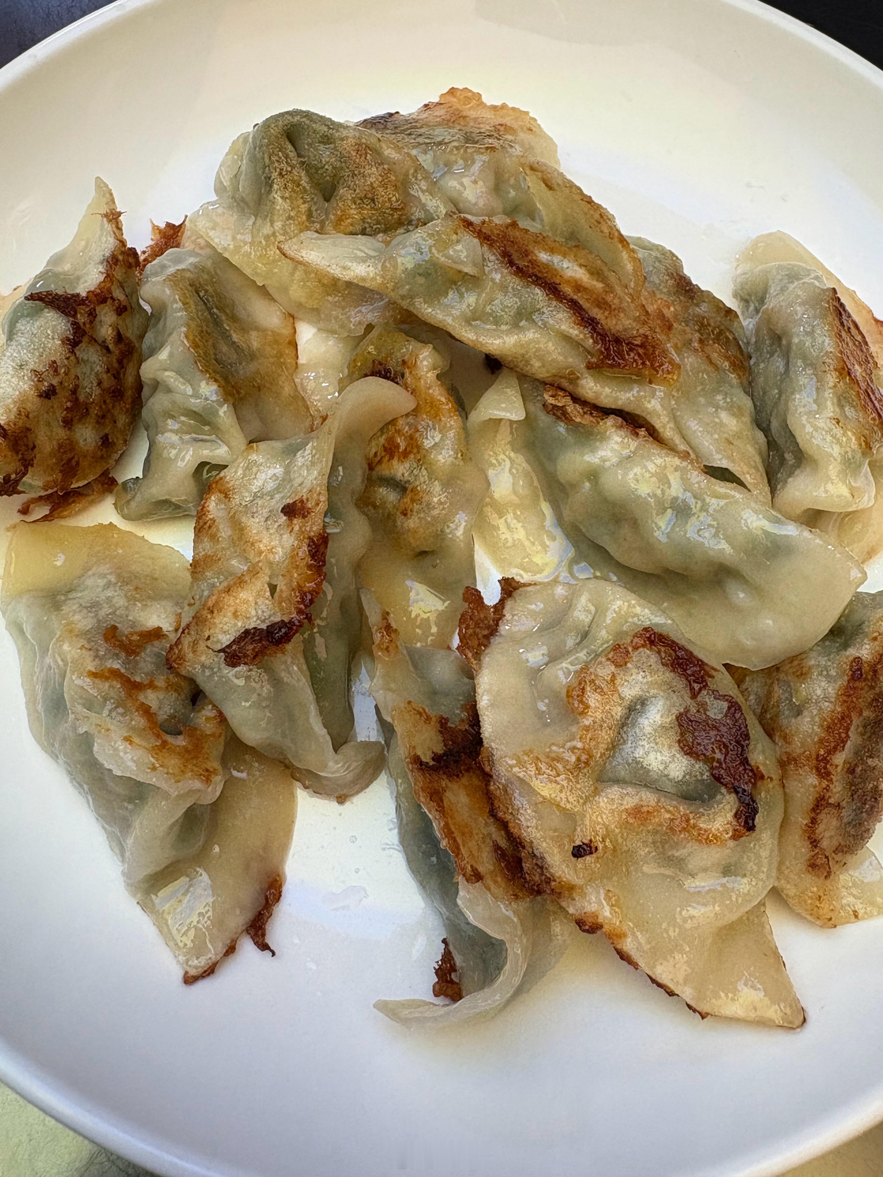 这家店有的人叫它柒食， 有的人叫它一杯半咖啡。 点了一份蒸饺， 一份煎...
