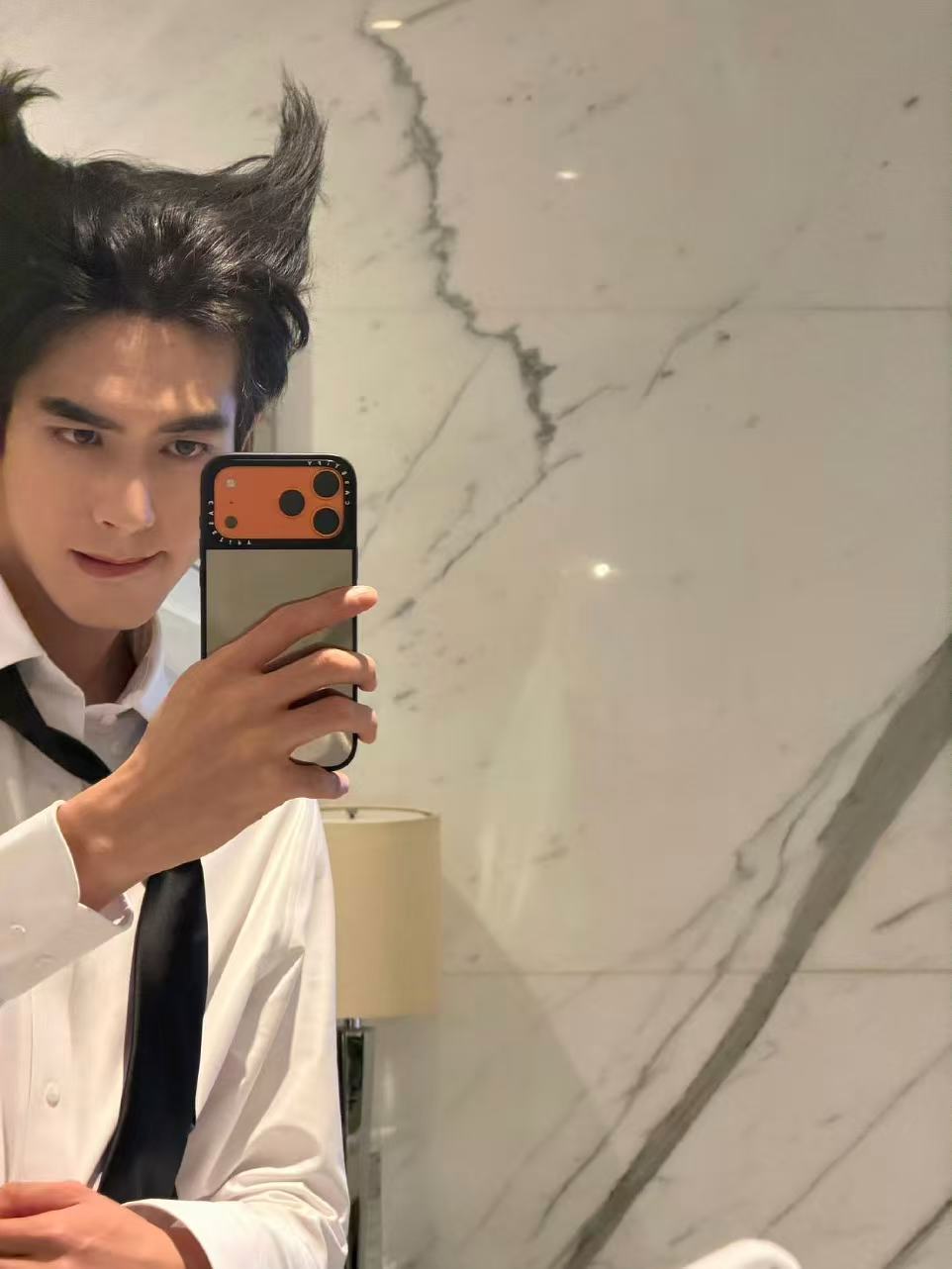 宋威龙牛角发型宋威龙牛角对镜拍哈哈哈哈哈哈就这个发型可爱捏～