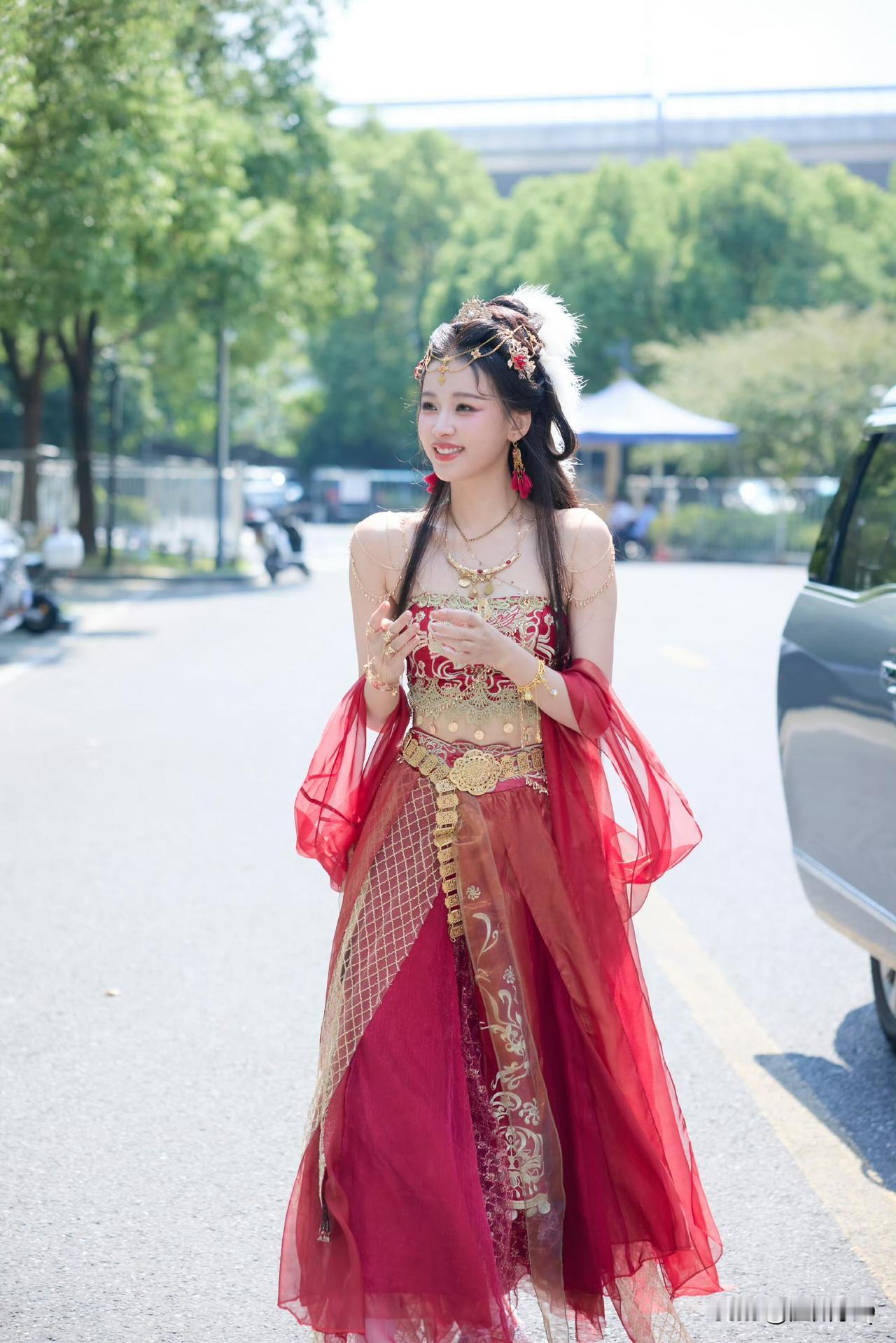 被孙怡红衣造型鲨疯了，造型师太会发掘孙怡的美，笑起来好甜好仙，灵气十足。