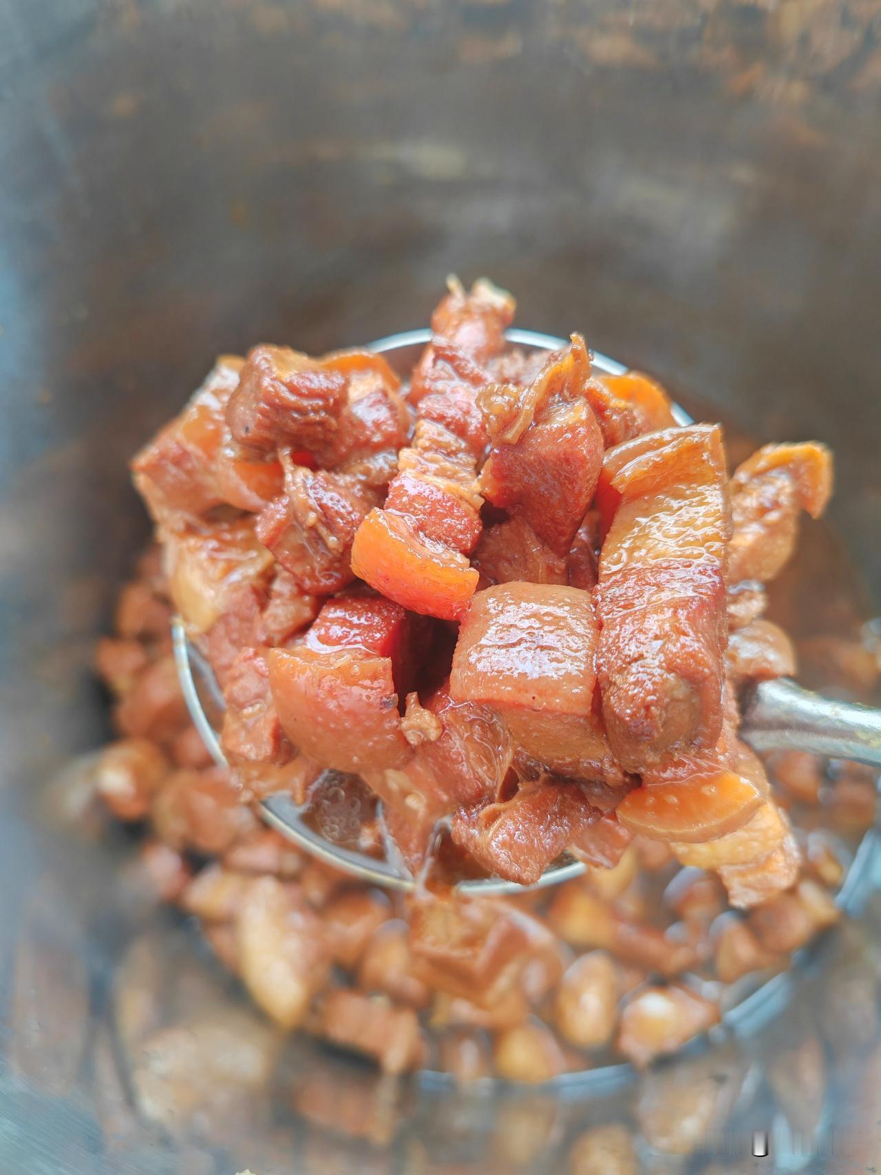 红烧肉到底肥肉好吃还是瘦肉好吃?红烧肉既不是肥肉好吃也不是瘦肉更香，而是有肥有瘦
