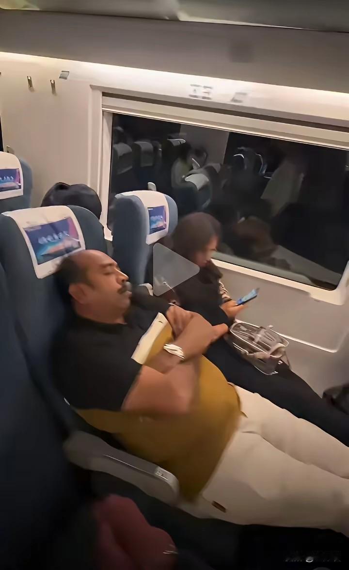 网友拍摄了前往张家口的动车上，一伙印度人正好坐在旁边，只见这些印度人一个个脱下鞋