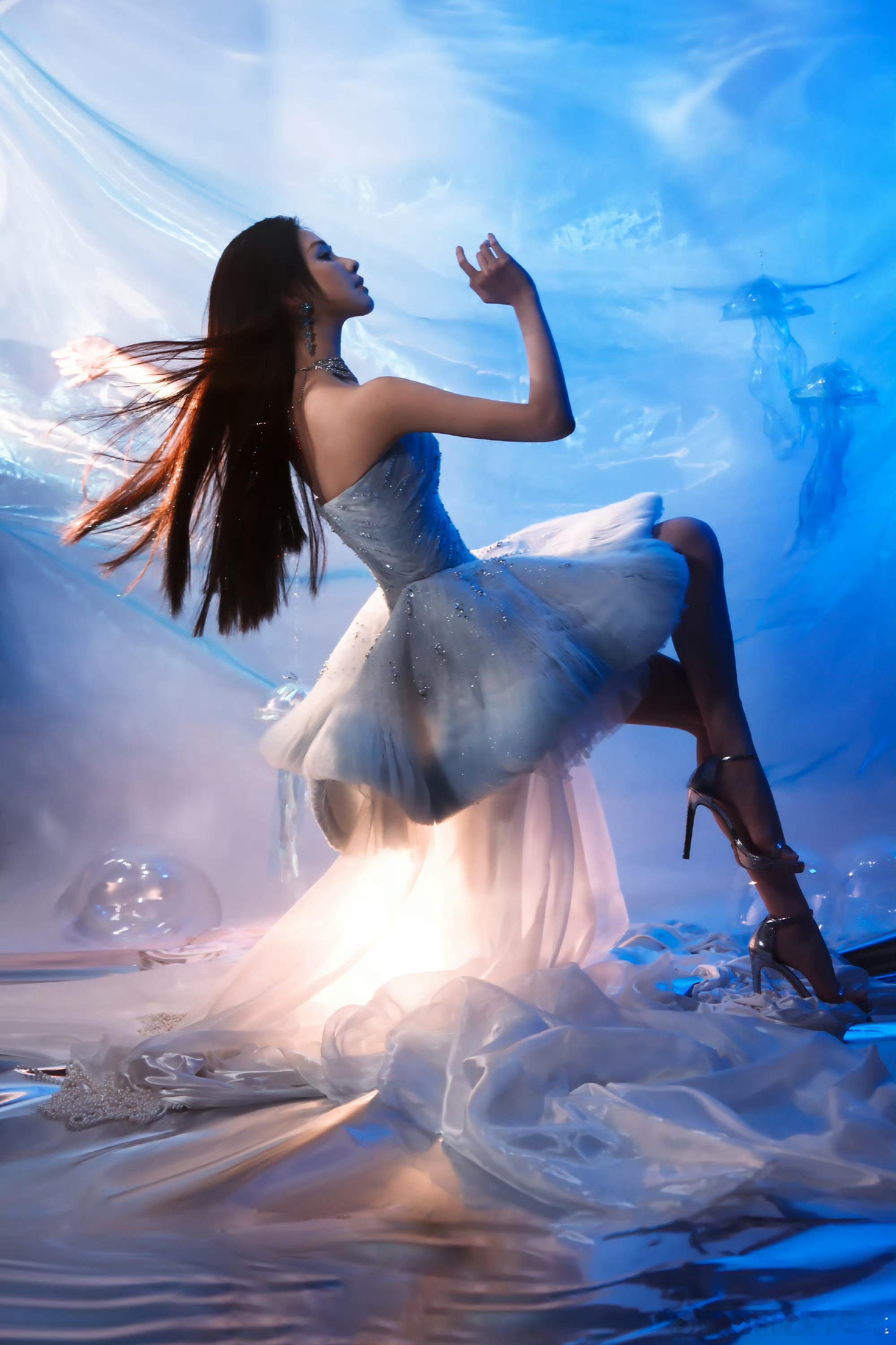 陈都灵深海公主我靠！陈都灵这个妆造太🉑了吧完完全全的清冷白月光，明闪闪的好动人