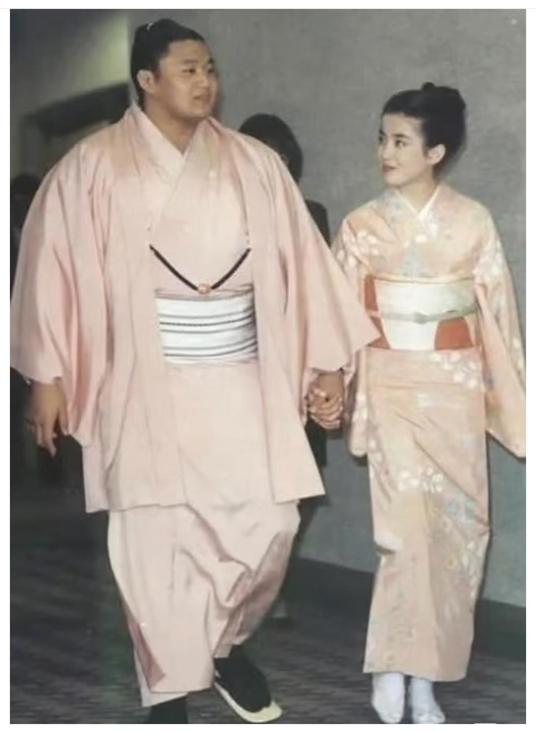 日本女星宫泽理惠竟然嫁给了这样一个老公！她可是跟王祖贤一个时代的，而且样貌和气