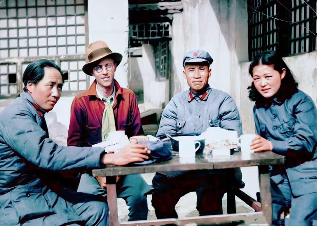 1937年延安罕见老照片，很多人不知道背后真相你见过1937年伟人在窑洞接