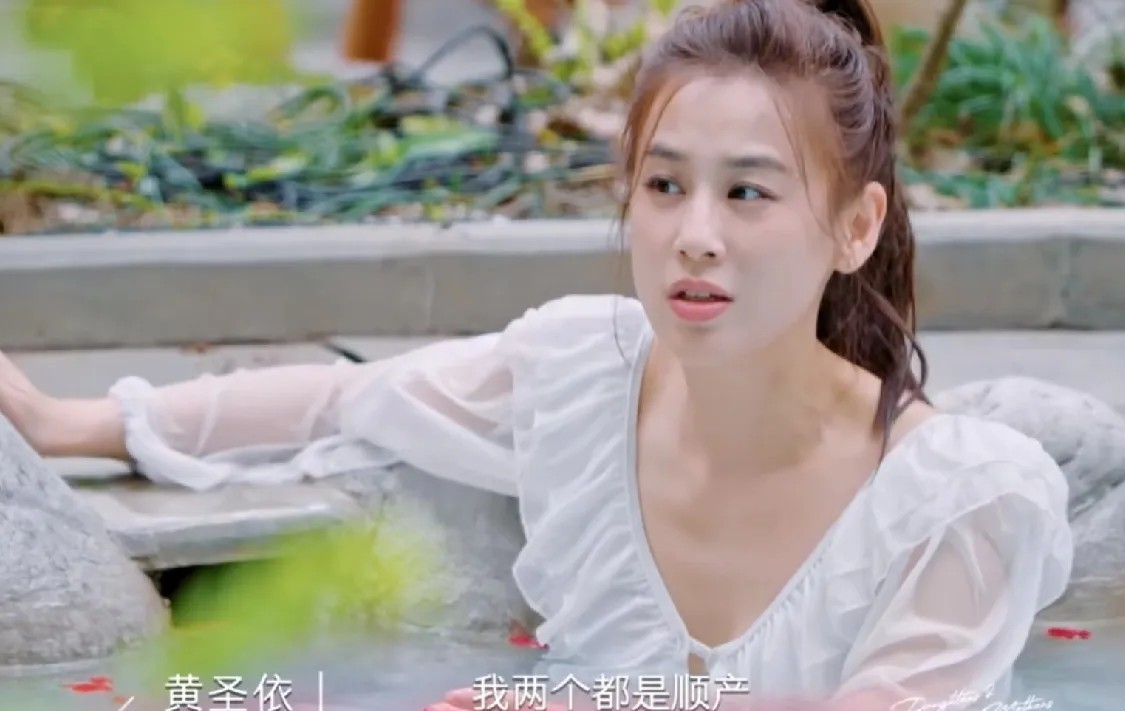 黄圣依：“我生两个孩子都是顺产，而且我一点麻药都没打。”李嘉格听后连连佩服：“牛