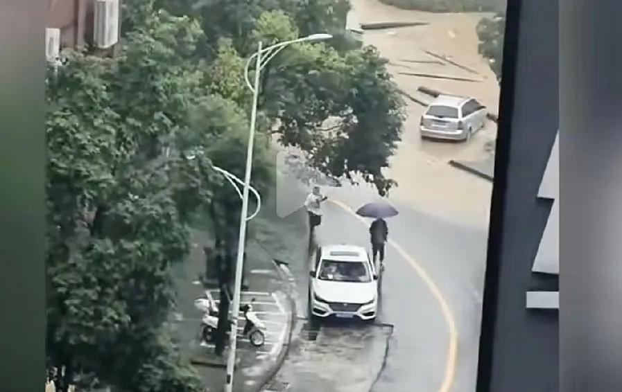 贵州榕江的水灾真的太吓人了，无意间刷到一位网友发布视频，在一条街道上，起初看来还