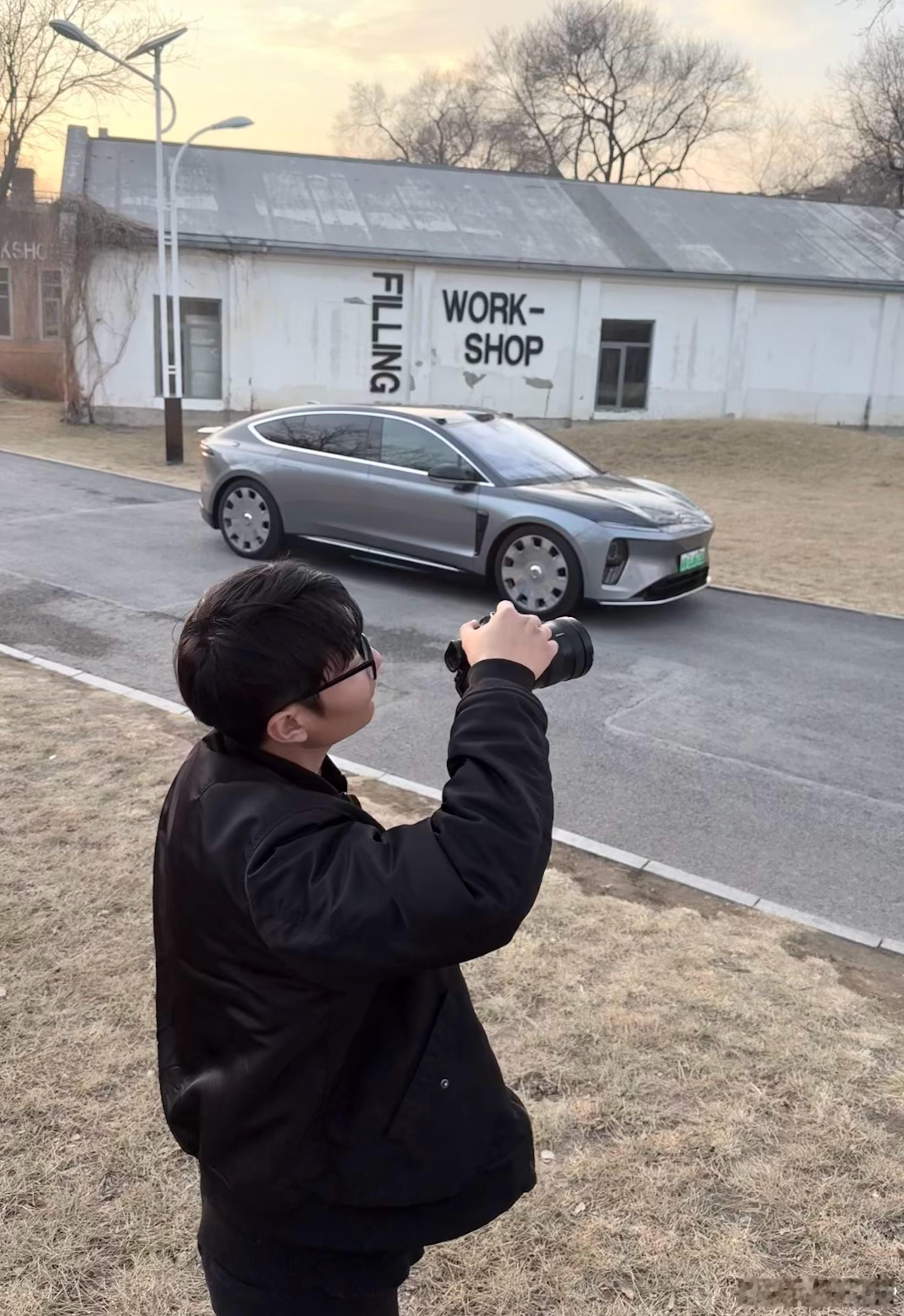 蔚来ET9就位了。说真的这个线控转向和扁平方向盘，专治各种握方向盘不规矩的人，只