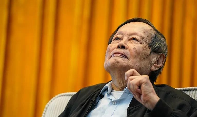 《Nature》发文悼念杨振宁Nature发文悼念杨振宁：Chen-Nin