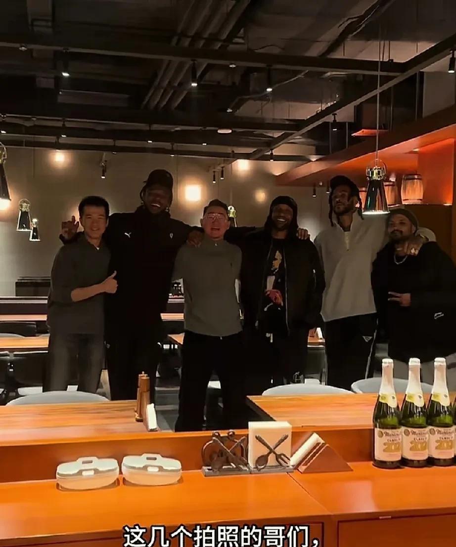 辽宁男篮外援和训练师等5人你猜吃了几斤牛排？辽宁男篮外援目前已经归队进行训练，