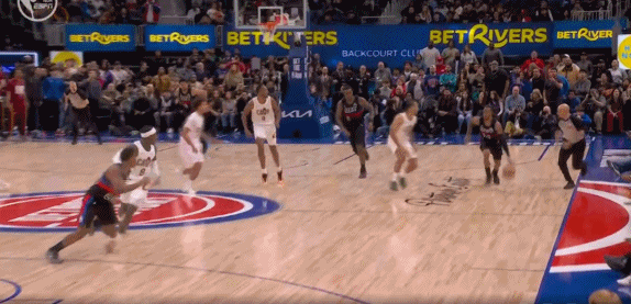 逆天裁判！硬给活塞三分犯规，送三罚保送进加时赛！詹金斯美国半场就瞎扔，且出手