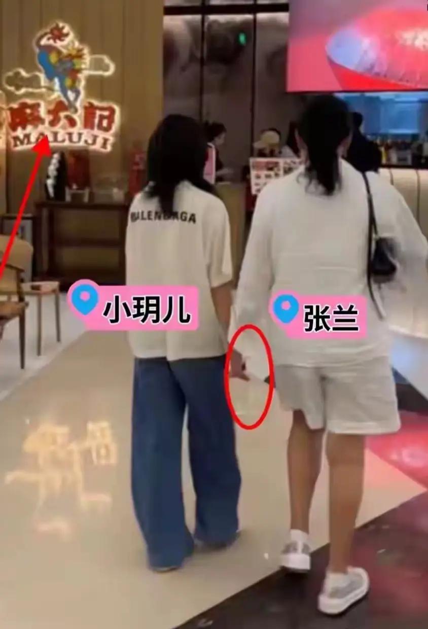 12岁的小玥儿长得和奶奶张兰一样高了。兰姐手牵着手，带着小玥儿巡店去了。小玥