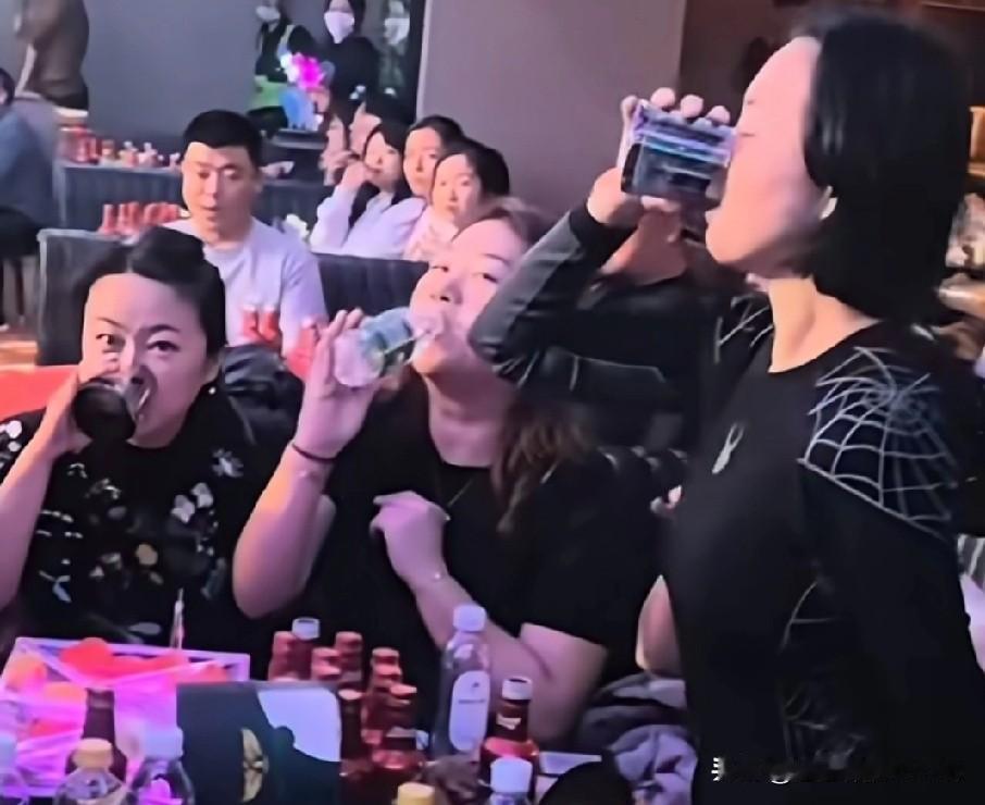 何超琼在晚宴上喝酒爽快，待人接物得体尽显修养。她身边戴眼镜的女士是否为哈尔滨