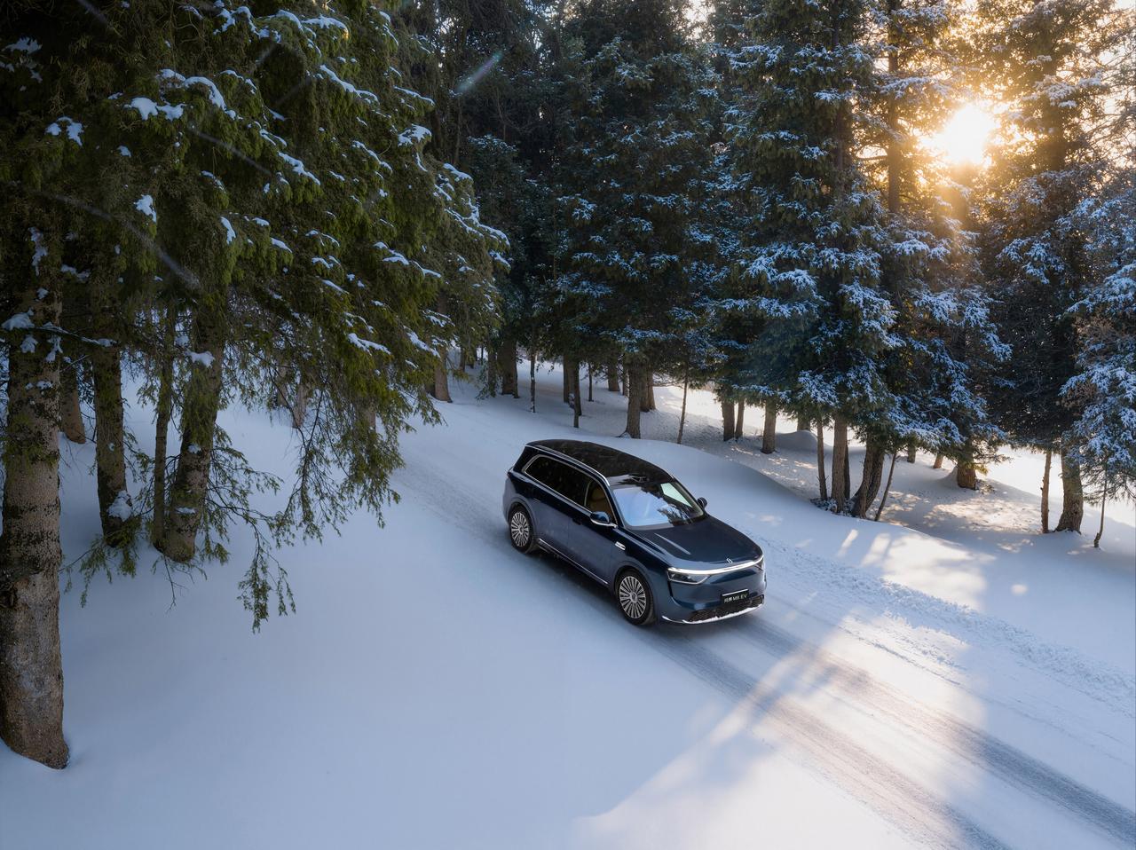山区冰雪路况复杂，传统车辆易失控。问界M8的双腔空气悬架与可变阻尼减振器，在结冰