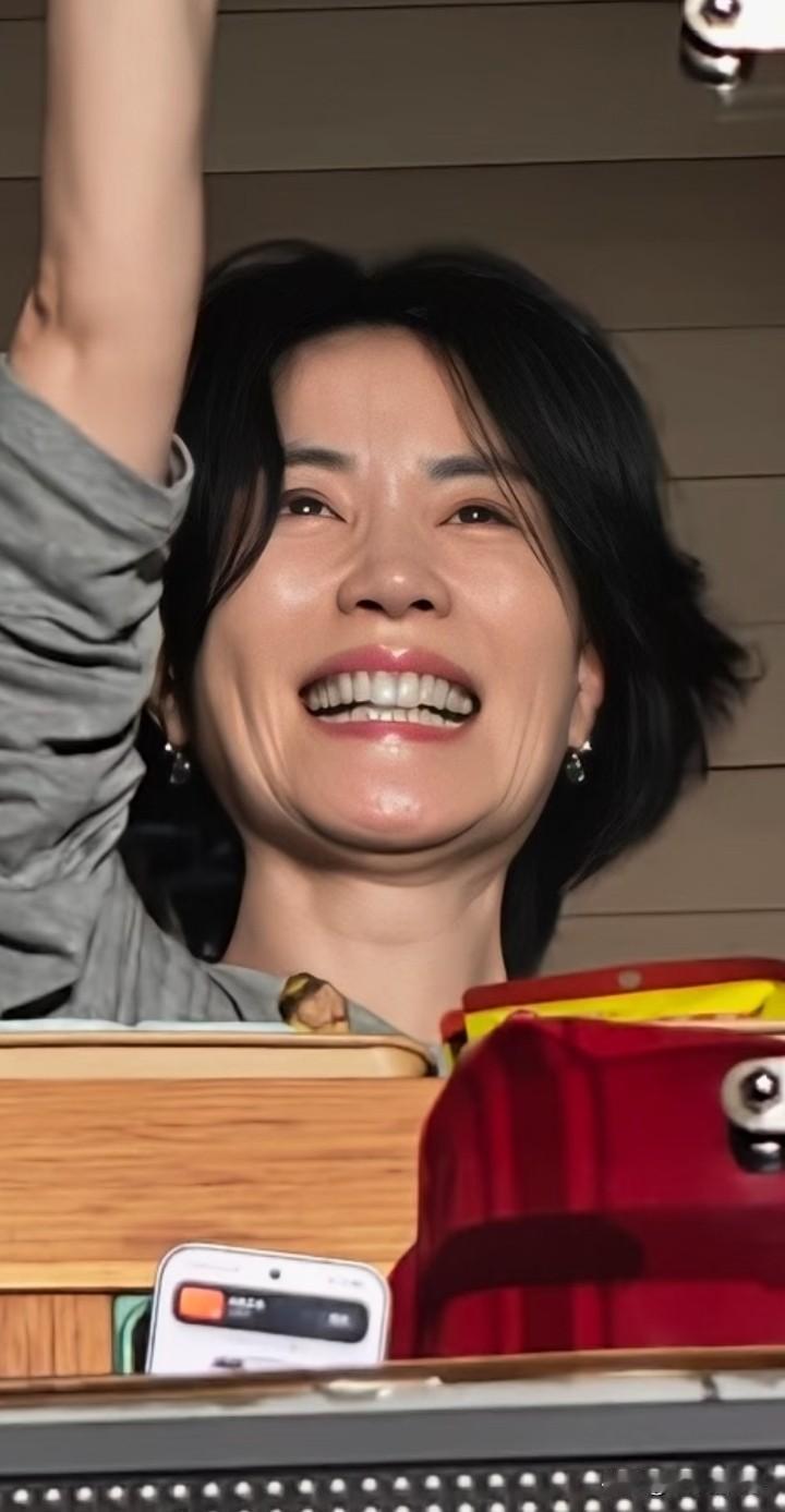 面相统计学说牙长主贵，王菲这口牙贵气逼人